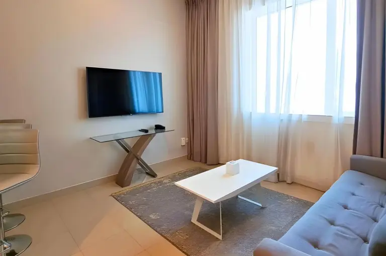 Wohnzimmer im Barceló Residences Dubai Marina mit modernen Möbeln