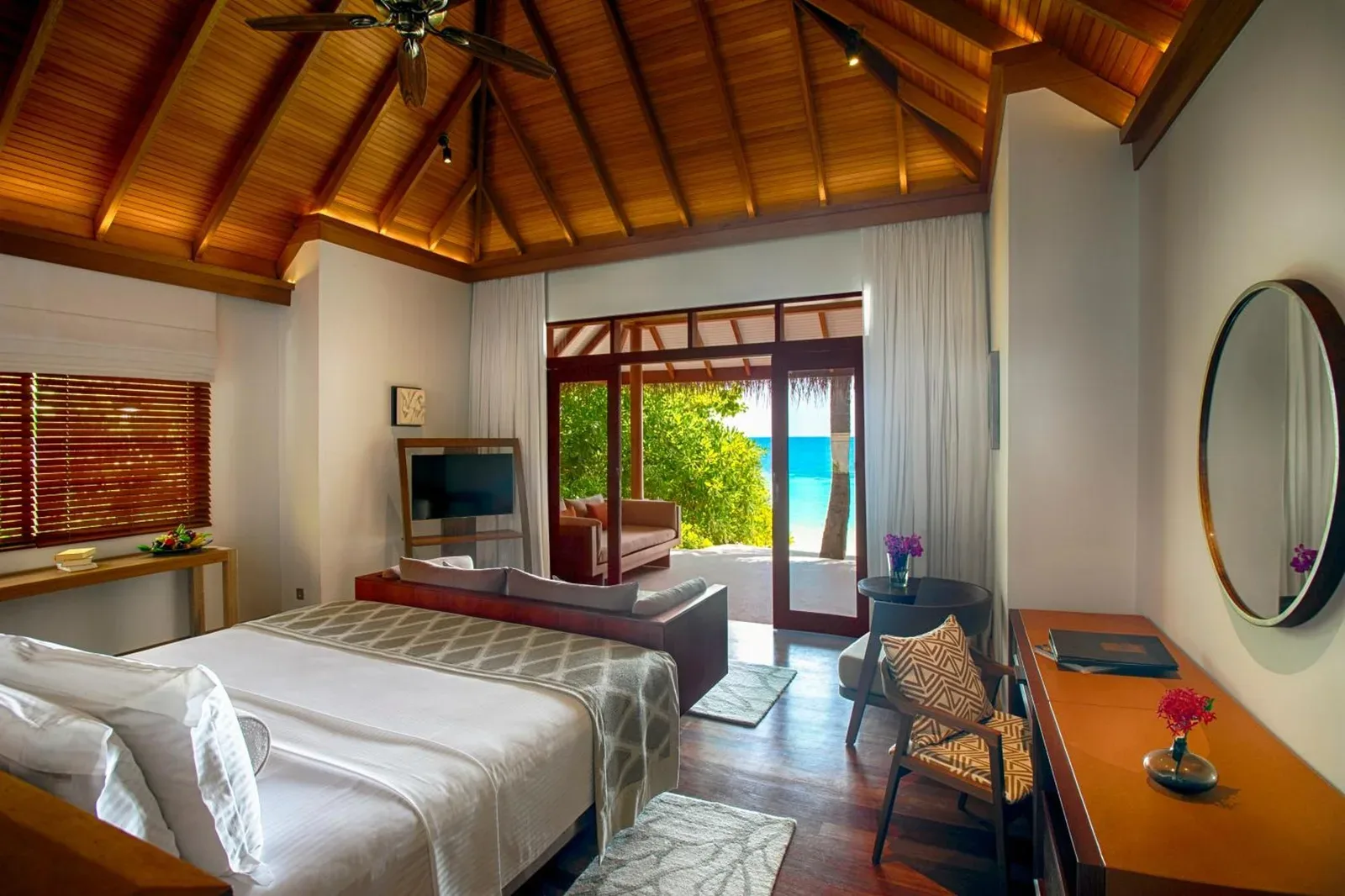 Innenansicht einer Strandvilla im Baros Maldives