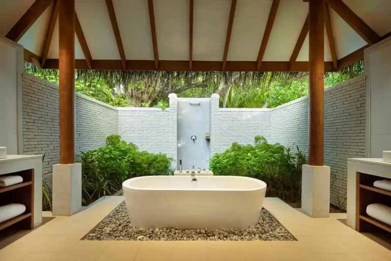 Geräumiges Badezimmer im Freien im Baros Maldives