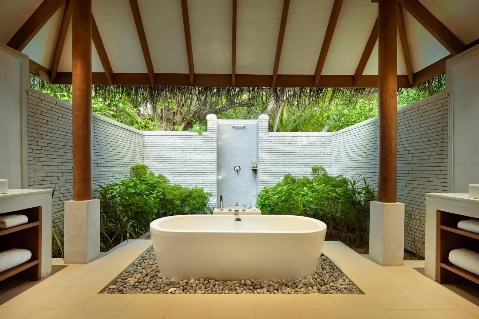 Geräumiges Badezimmer im Freien im Baros Maldives
