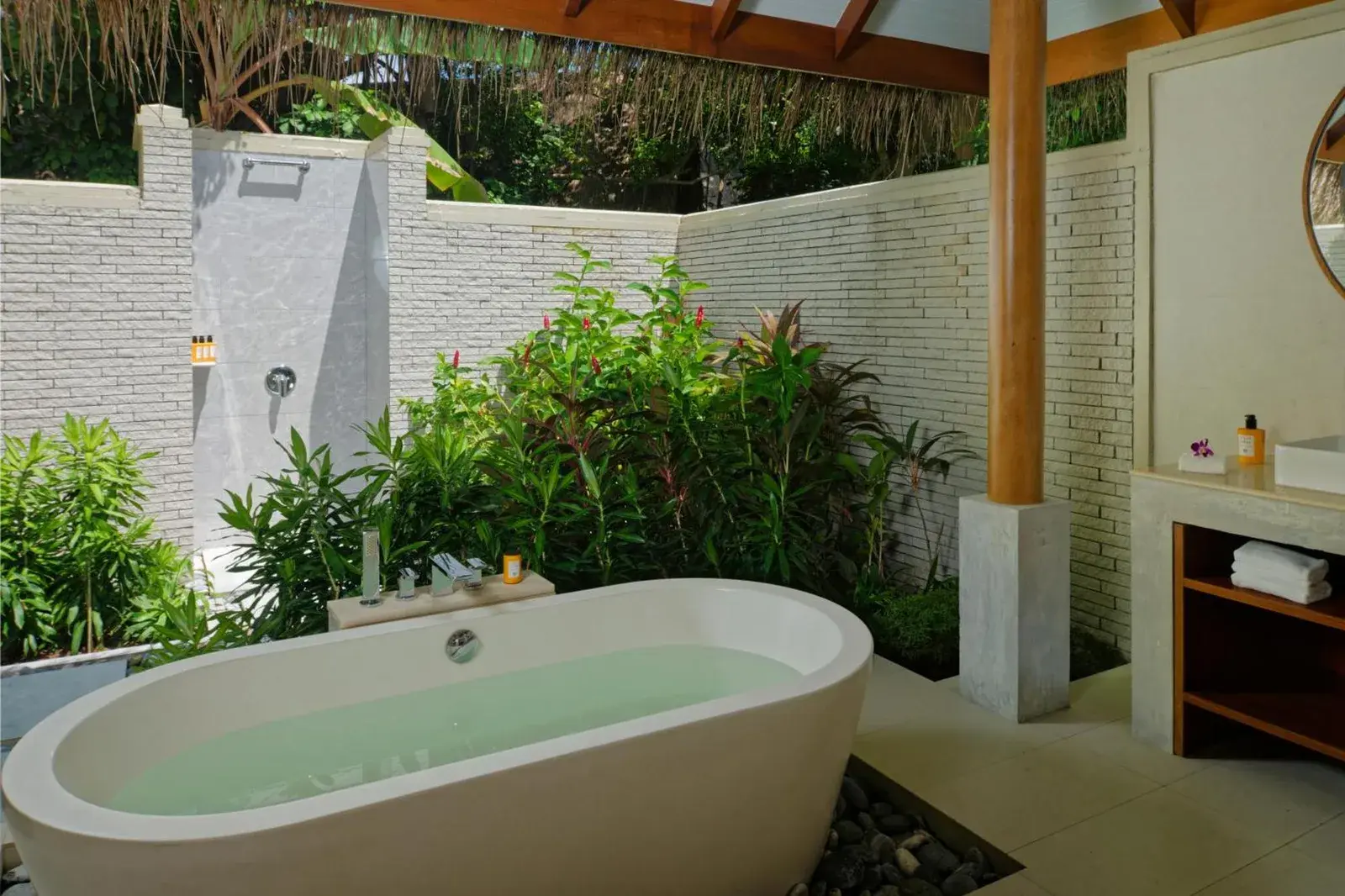Außenbereich der Dusche im Baros Maldives
