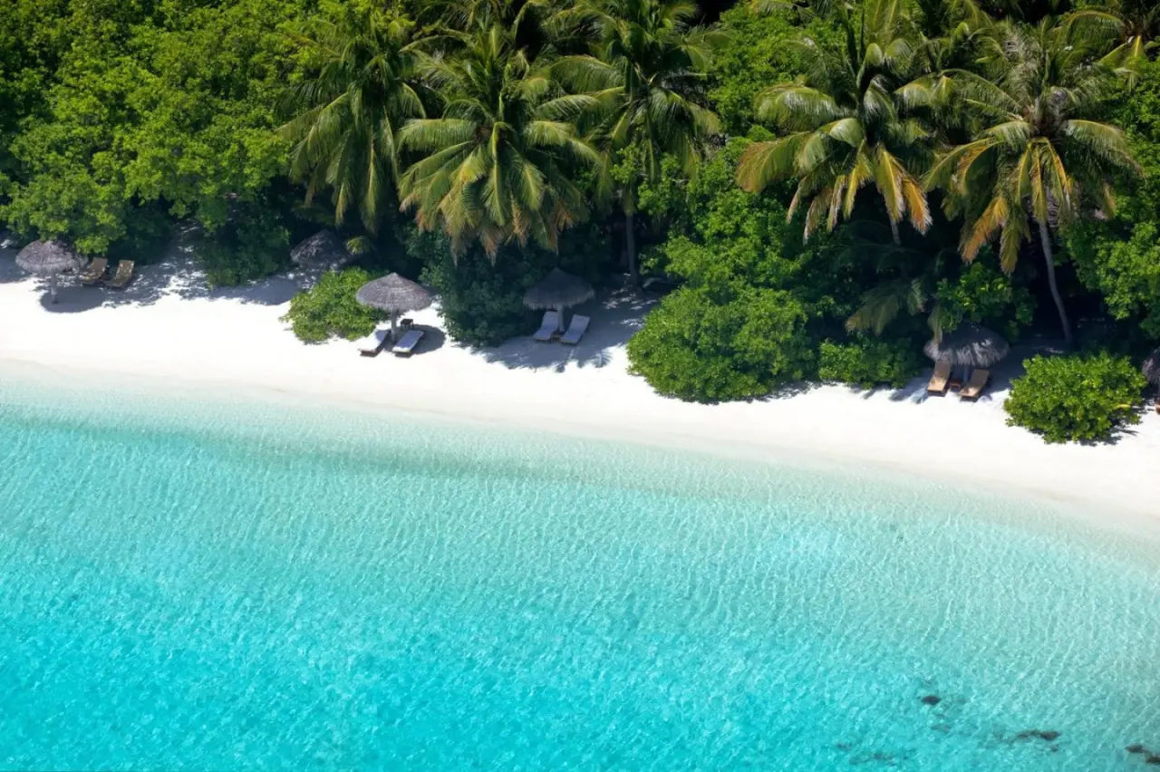 Privater Strandbereich im Baros Maldives