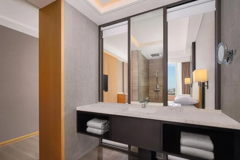 Luxury bathroom in Batam Marriott Hotel Harbour Bay