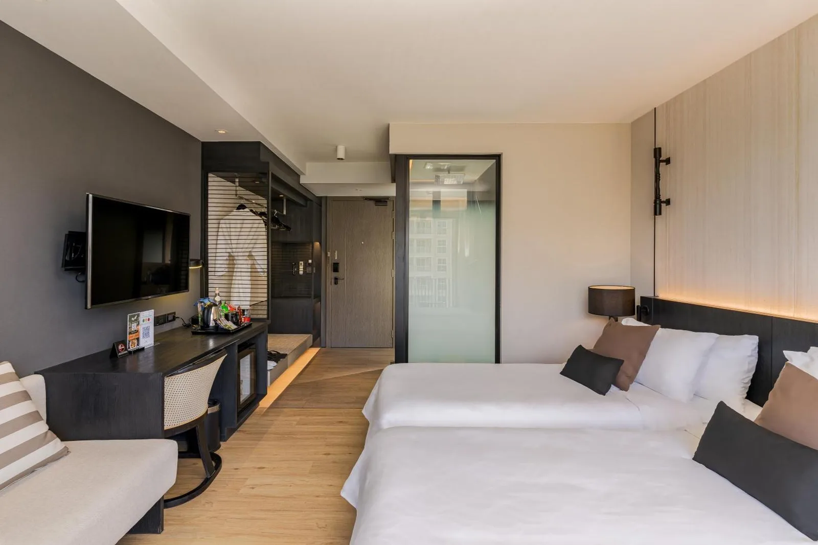 Modernes Zimmer mit Kingsize-Bett im Bayphere Hotel Pattaya JC in Pattaya