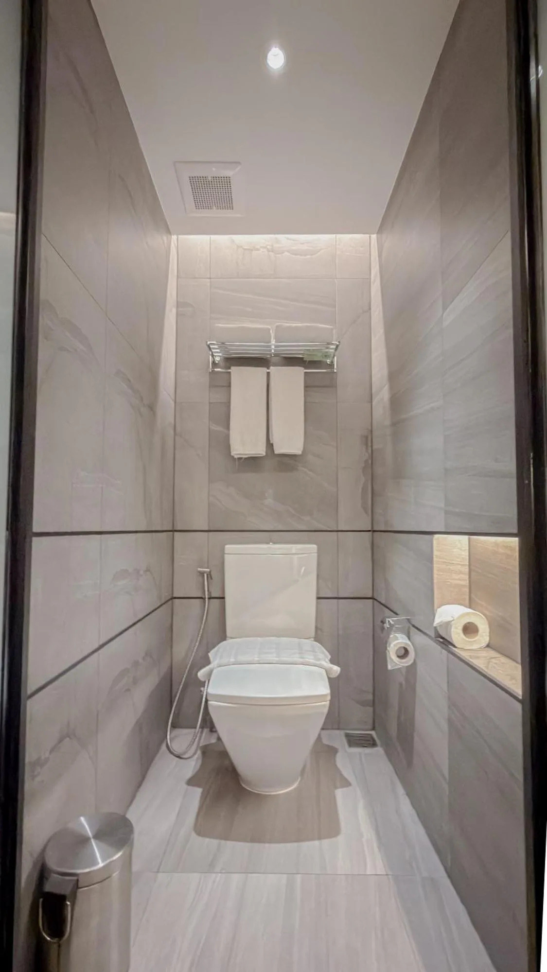 Kompakter Toilettenraum im Gästebadezimmer des Bayphere Hotel Pattaya JC in Pattaya