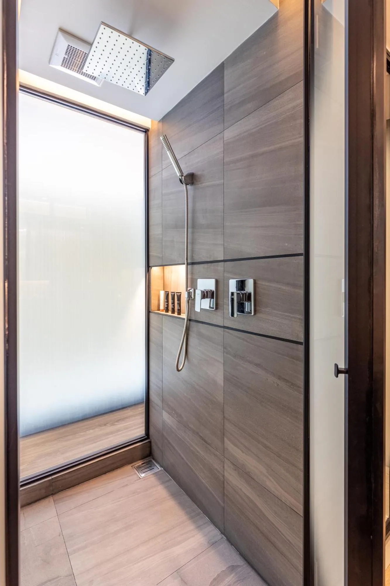 Moderne begehbare Dusche im Bayphere Hotel Pattaya JC in Pattaya