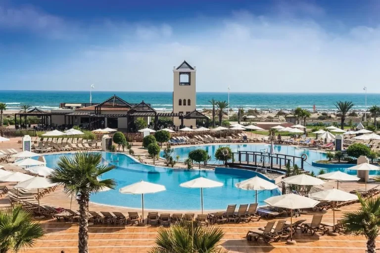 Área de piscina de Be Live Collection Saïdia con vista al océano