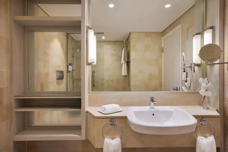 Baño en Beach Rotana - Abu Dhabi