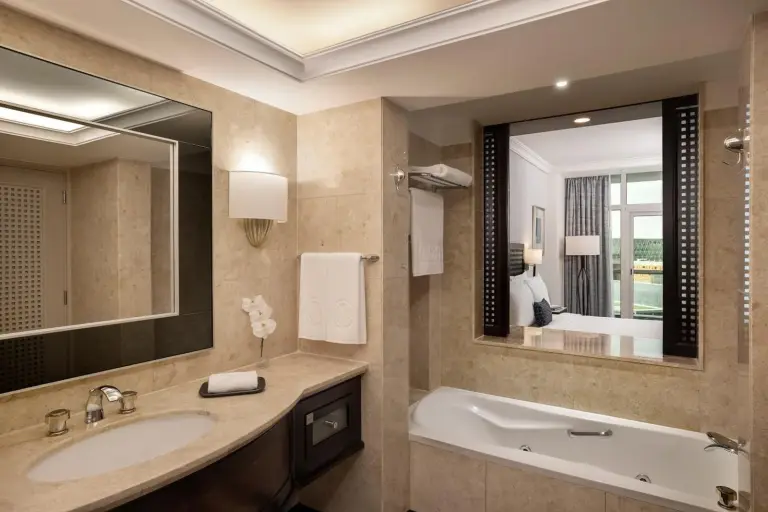 Baño con bañera en Beach Rotana - Abu Dhabi