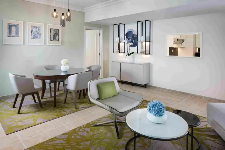 Beach Rotana – All Suites Esszimmer
