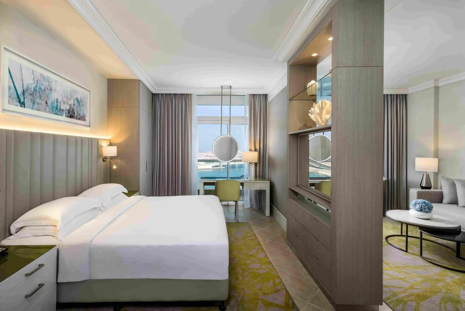 Beach Rotana – All Suites Gästezimmer-Innenraum