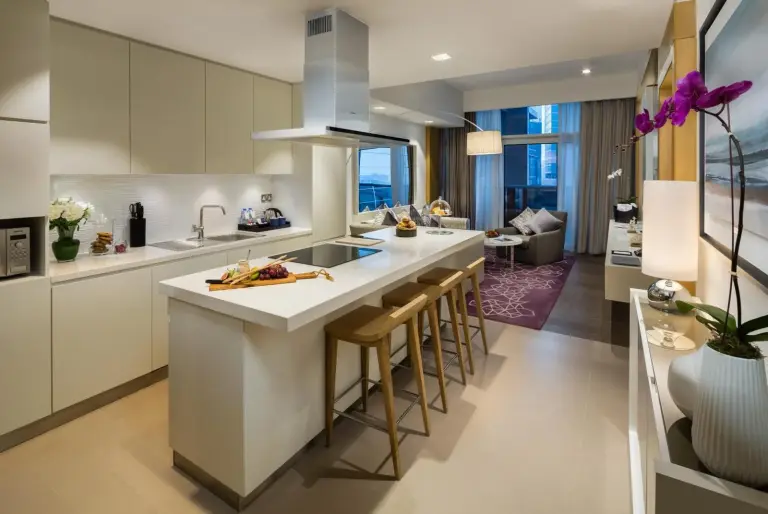 Zona de cocina en Beach Rotana Residences en Abu Dhabi