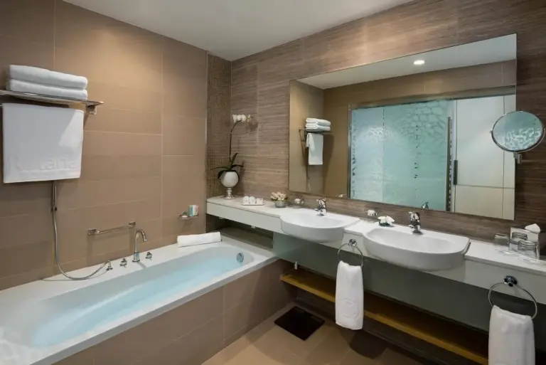 Baño de lujo en Beach Rotana Residences en Abu Dhabi