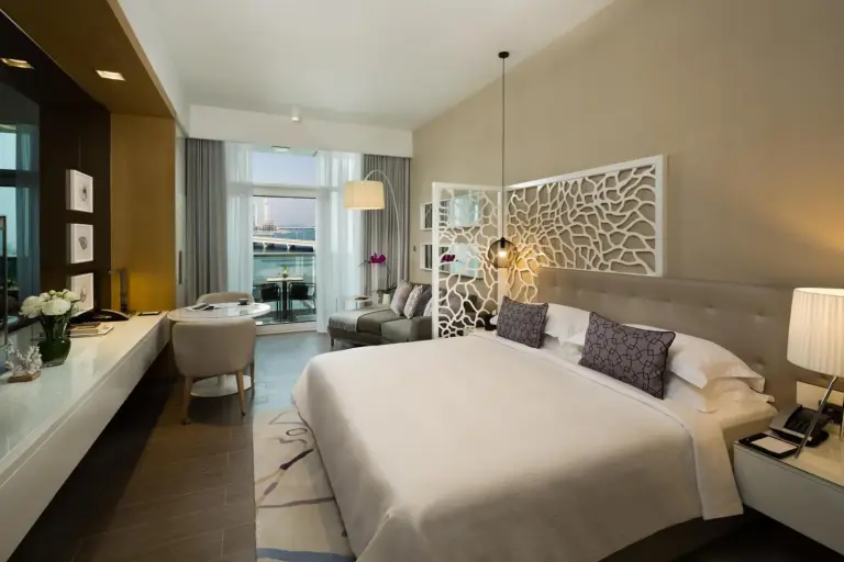 Habitación con vistas al océano en Beach Rotana Residences en Abu Dhabi