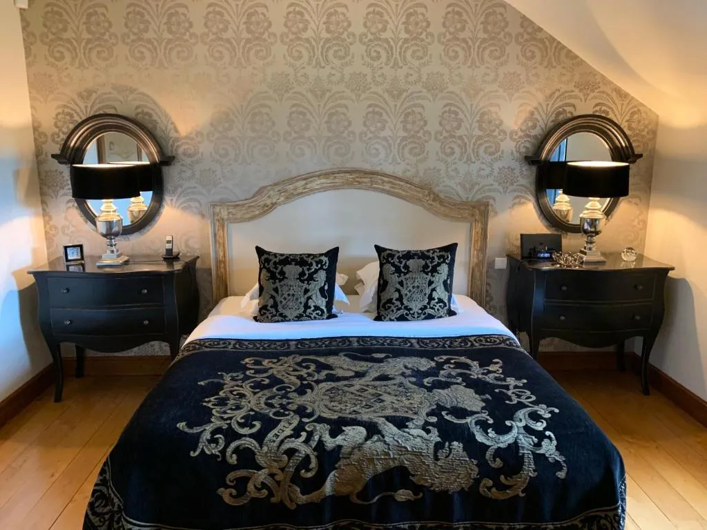 Stilvolles gemütliches Schlafzimmer im Beaumanoir Small Luxury Boutique Hotel in Biarritz