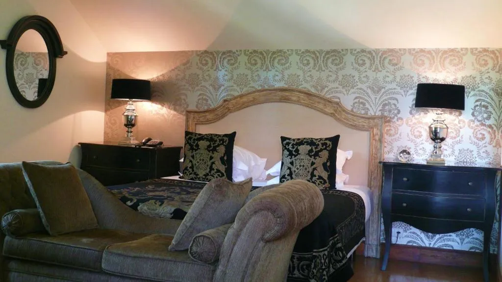 Schickes Schlafzimmerinterieur im Beaumanoir Small Luxury Boutique Hotel in Biarritz
