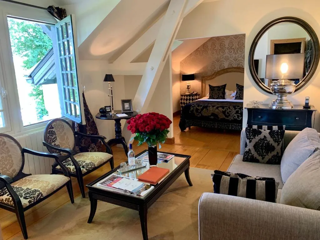 Einladender Wohnbereich im Beaumanoir Small Luxury Boutique Hotel in Biarritz
