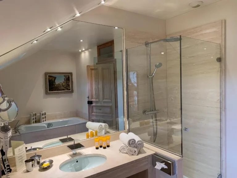 Elegantes Badezimmerdesign im Beaumanoir Small Luxury Boutique Hotel in Biarritz