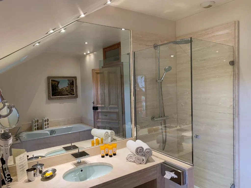 Elegantes Badezimmerdesign im Beaumanoir Small Luxury Boutique Hotel in Biarritz