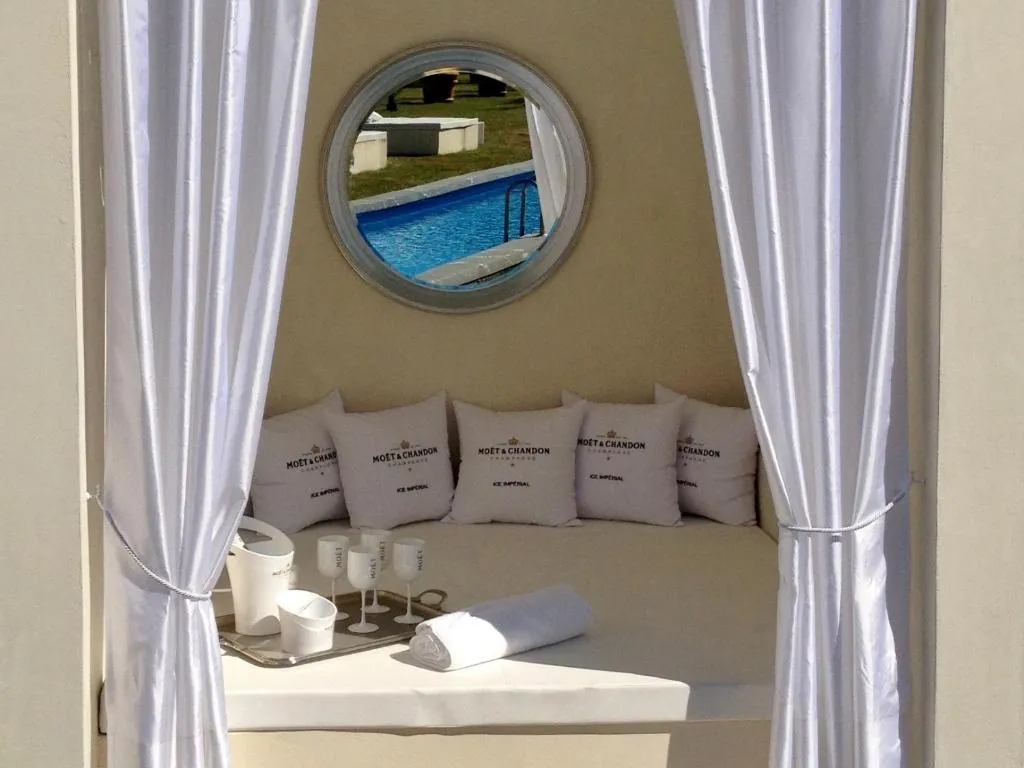 Privater Cabana-Bereich im Beaumanoir Small Luxury Boutique Hotel in Biarritz