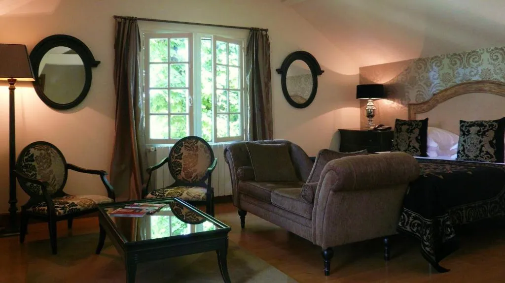 Helle geräumige Suite im Beaumanoir Small Luxury Boutique Hotel in Biarritz