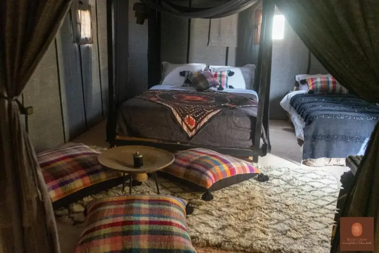 Vista interior de una cómoda tienda en Beldi Camp en Merzouga