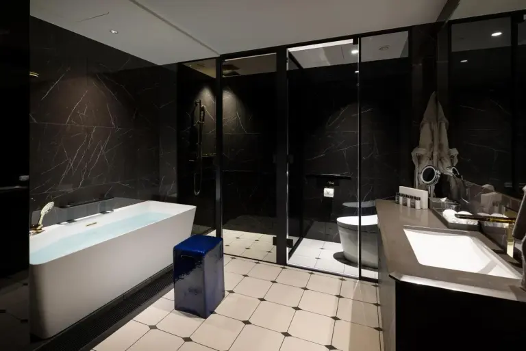 BELLUSTAR TOKYO, A Pan Pacific Hotel salle de bain de luxe avec équipements modernes