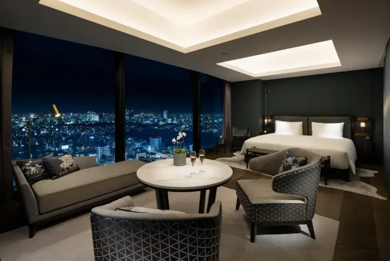 BELLUSTAR TOKYO, A Pan Pacific Hotel salle de bain moderne avec caractéristiques élégantes
