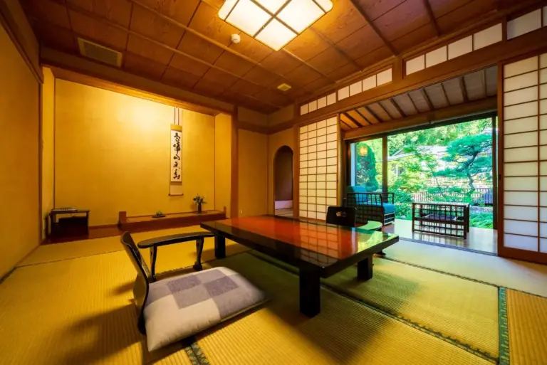 Habitación de estilo japonés en el hotel Beppu Showaen en Beppu