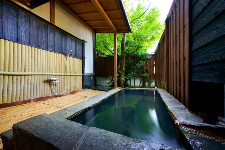 Onsen privado en el hotel Beppu Showaen en Beppu
