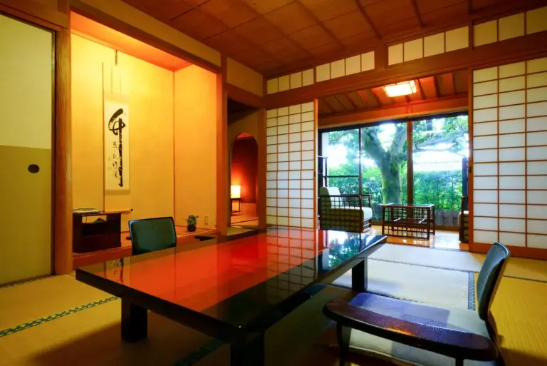 Habitación espaciosa en el hotel Beppu Showaen en Beppu