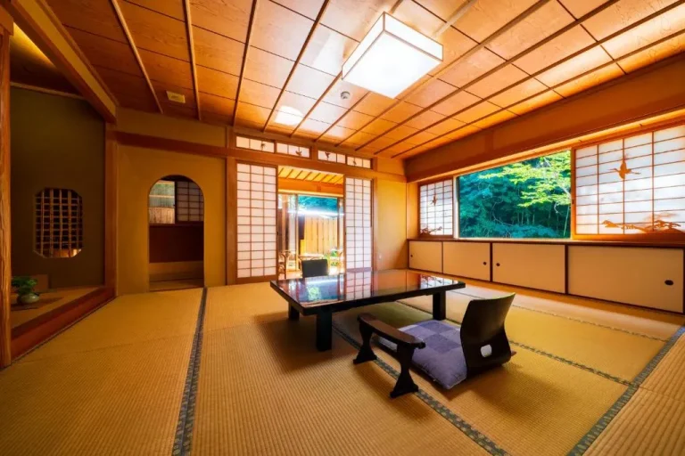 Habitación tradicional japonesa en el hotel Beppu Showaen en Beppu