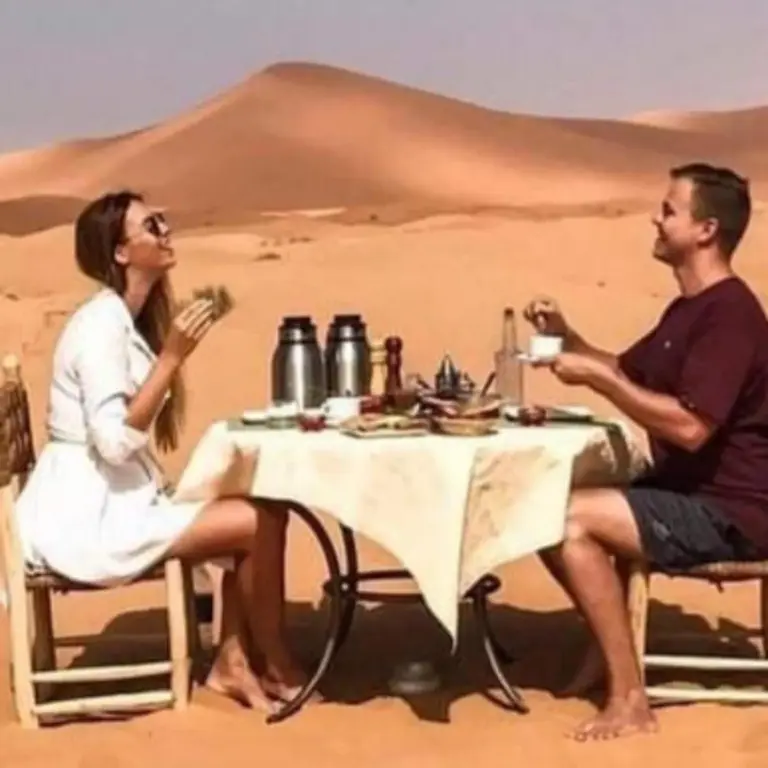 Paar beim Frühstück in der Sahara im Berber Soul luxury Camp in Merzouga