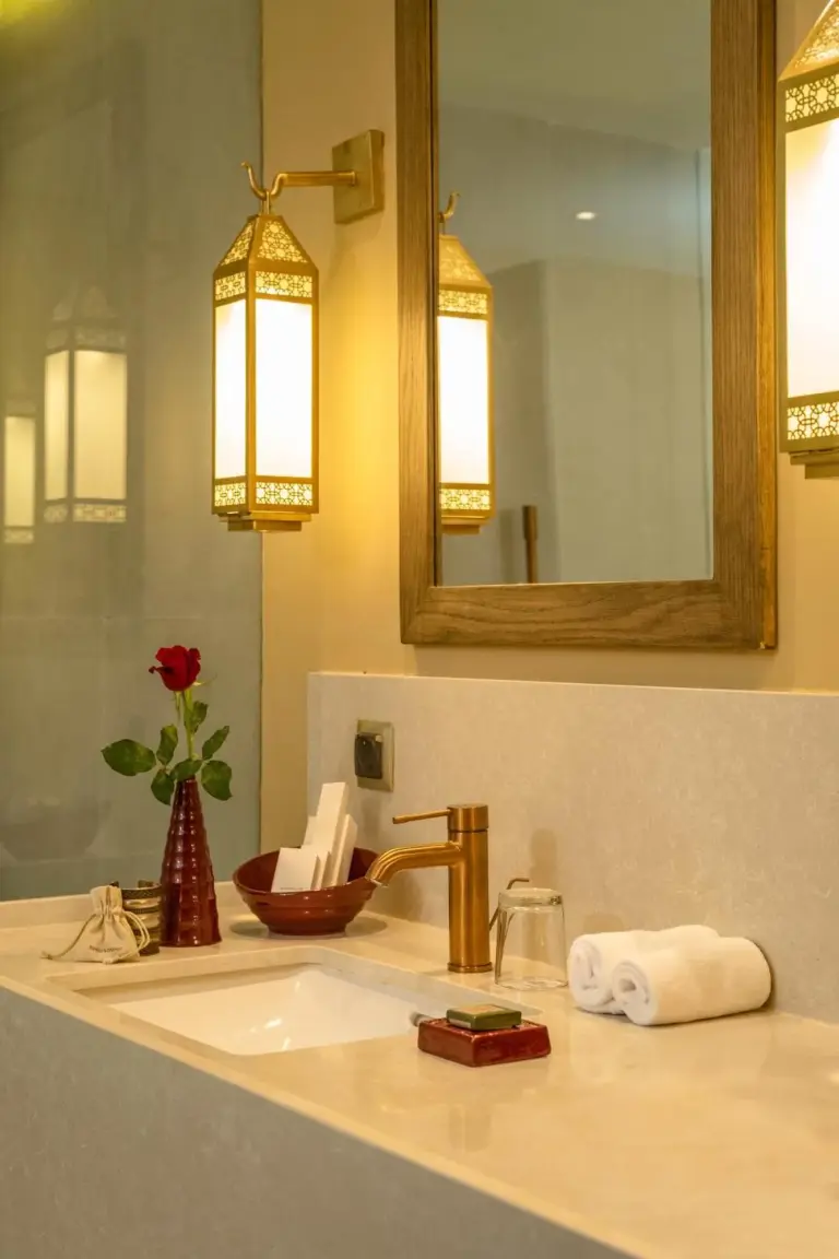Eleganter Waschtisch im Badezimmer im Berbère Palace in Ouarzazate