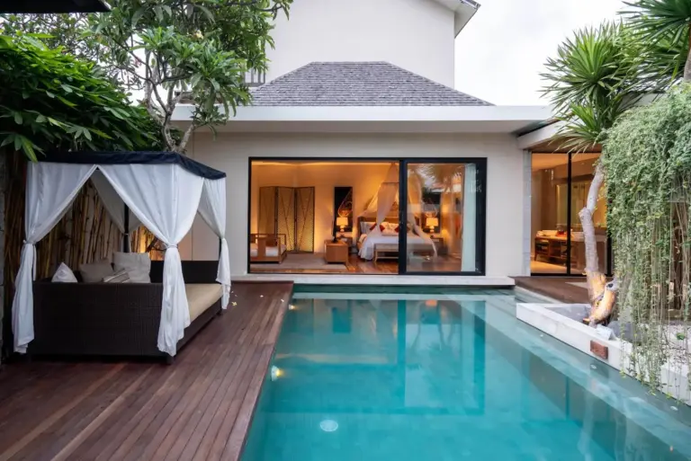 Außenbereich und Pool der Berry Amour Romantic Villas