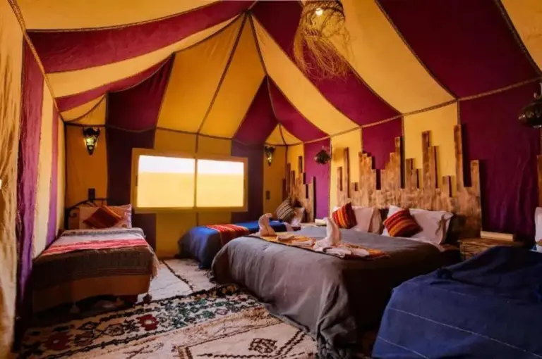 Innenansicht eines farbenfrohen Zelts im Best Luxury Camp Merzouga