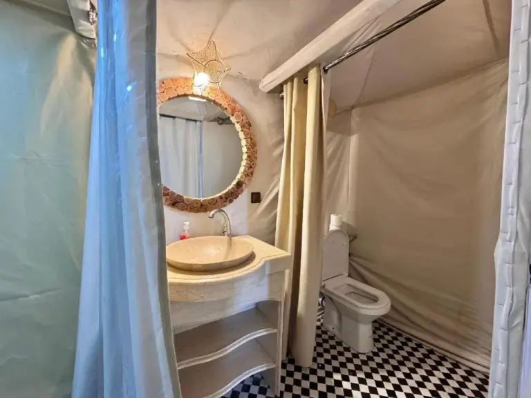 Zeltbad mit modernen Annehmlichkeiten im Best Luxury Camp Merzouga