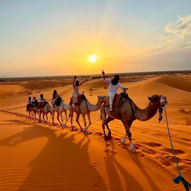 Trekking en camello al atardecer cerca de los campamentos tradicionales Best-Merzouga en Merzouga