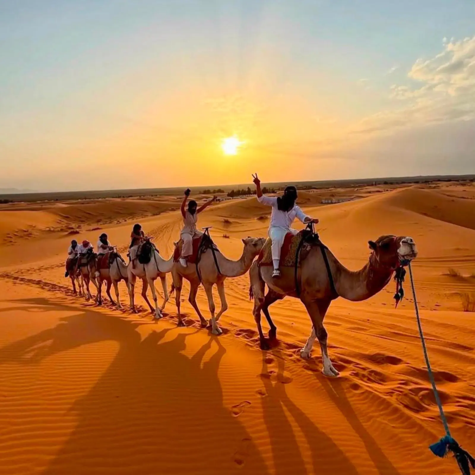 Trekking en camello al atardecer cerca de los campamentos tradicionales Best-Merzouga en Merzouga