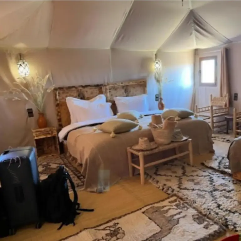 Tienda de huéspedes cómoda en los campamentos tradicionales Best-Merzouga en Merzouga