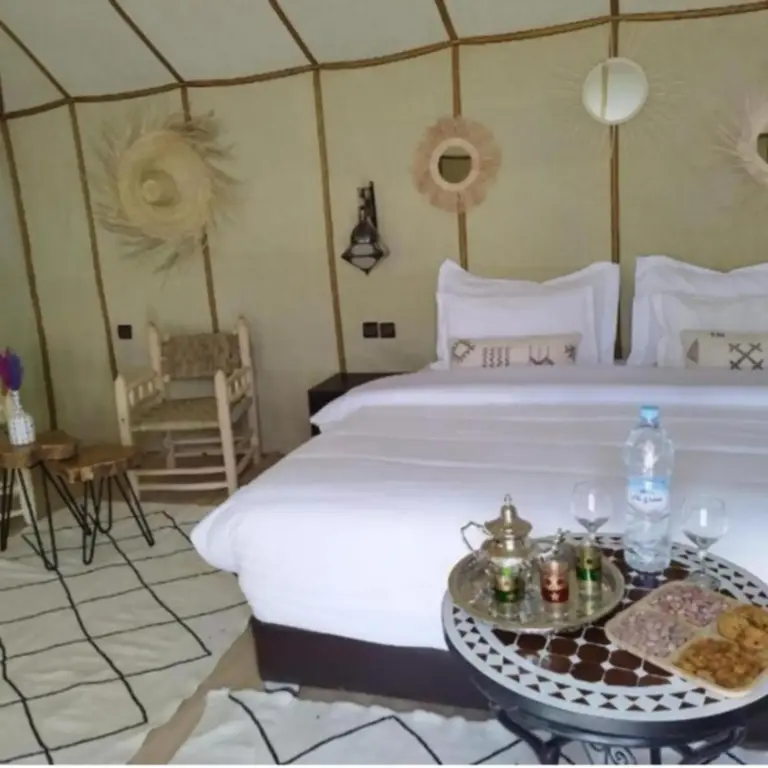 Configuración acogedora de tienda en los campamentos tradicionales Best-Merzouga en Merzouga