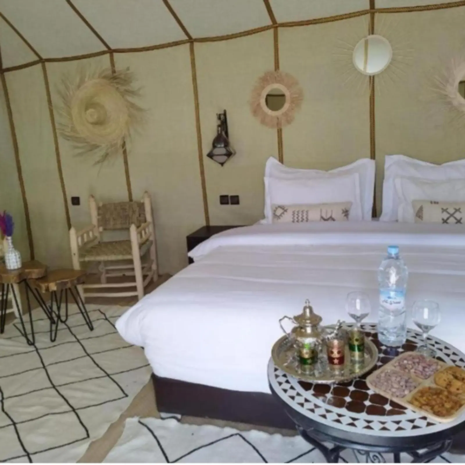 Configuración acogedora de tienda en los campamentos tradicionales Best-Merzouga en Merzouga