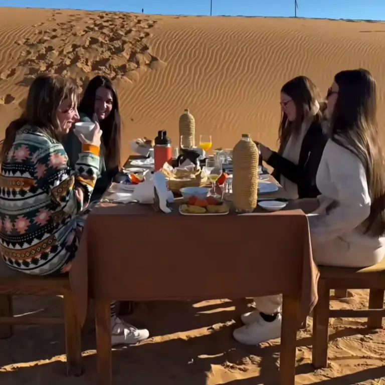 Desayuno en el desierto en los campamentos tradicionales Best-Merzouga en Merzouga