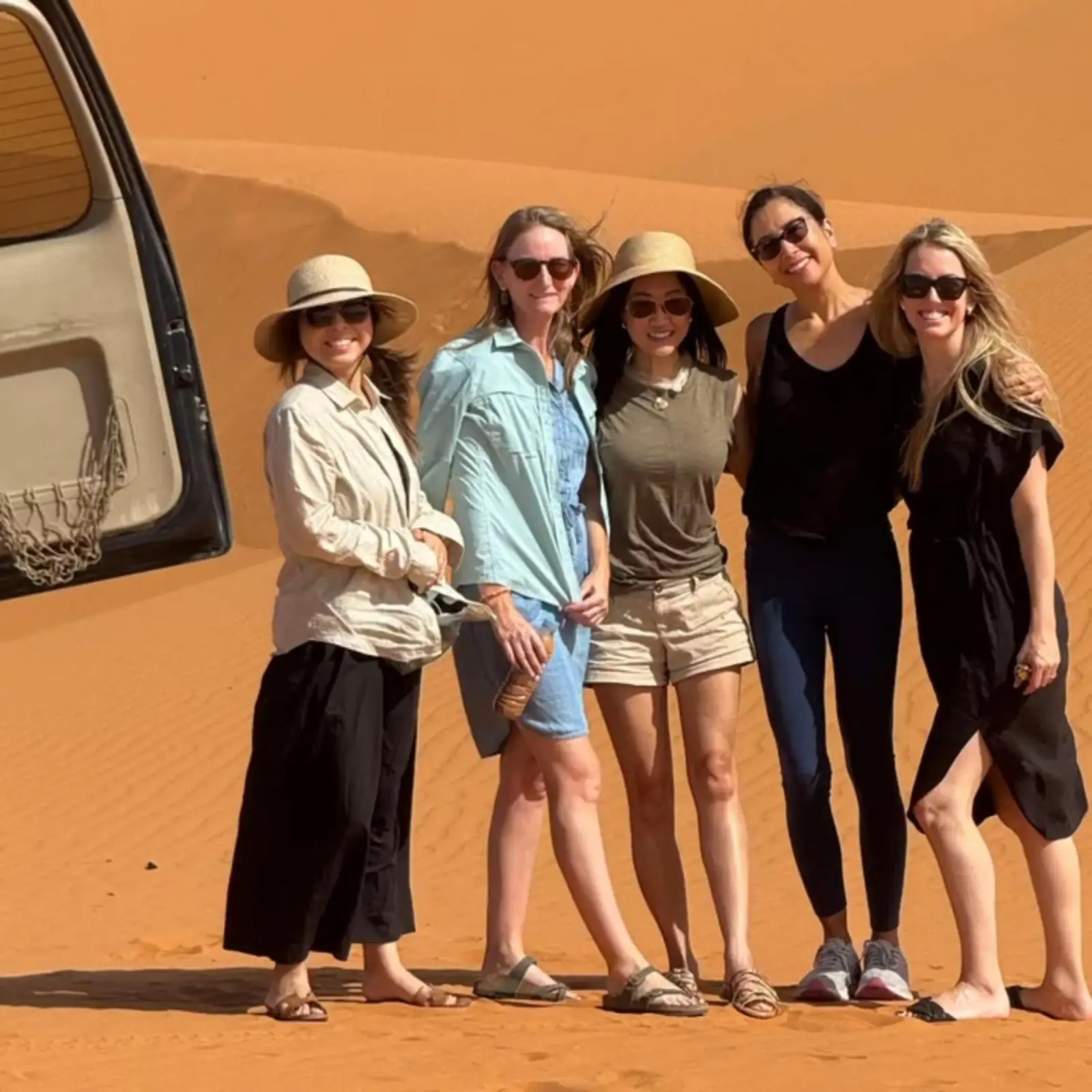 Foto grupal de huéspedes en los campamentos tradicionales Best-Merzouga en Merzouga