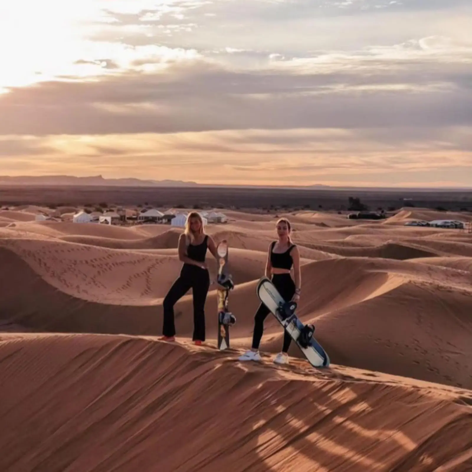 Sandboarding en los campamentos tradicionales Best-Merzouga en Merzouga