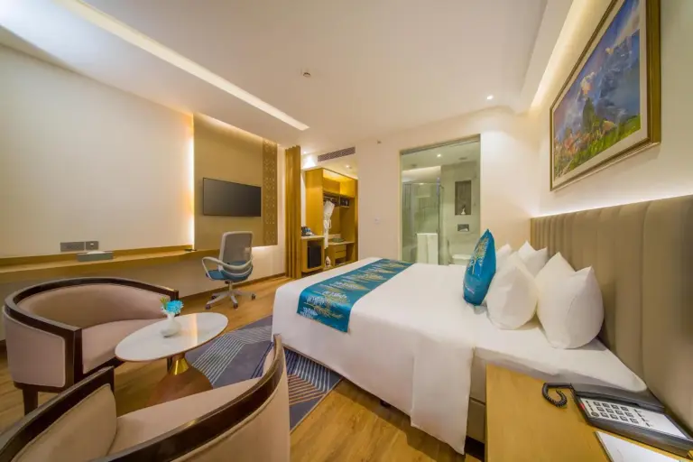 Stilvolles Suite-Zimmer-Interieur im Best Western Plus Godawari Resort Lalitpur