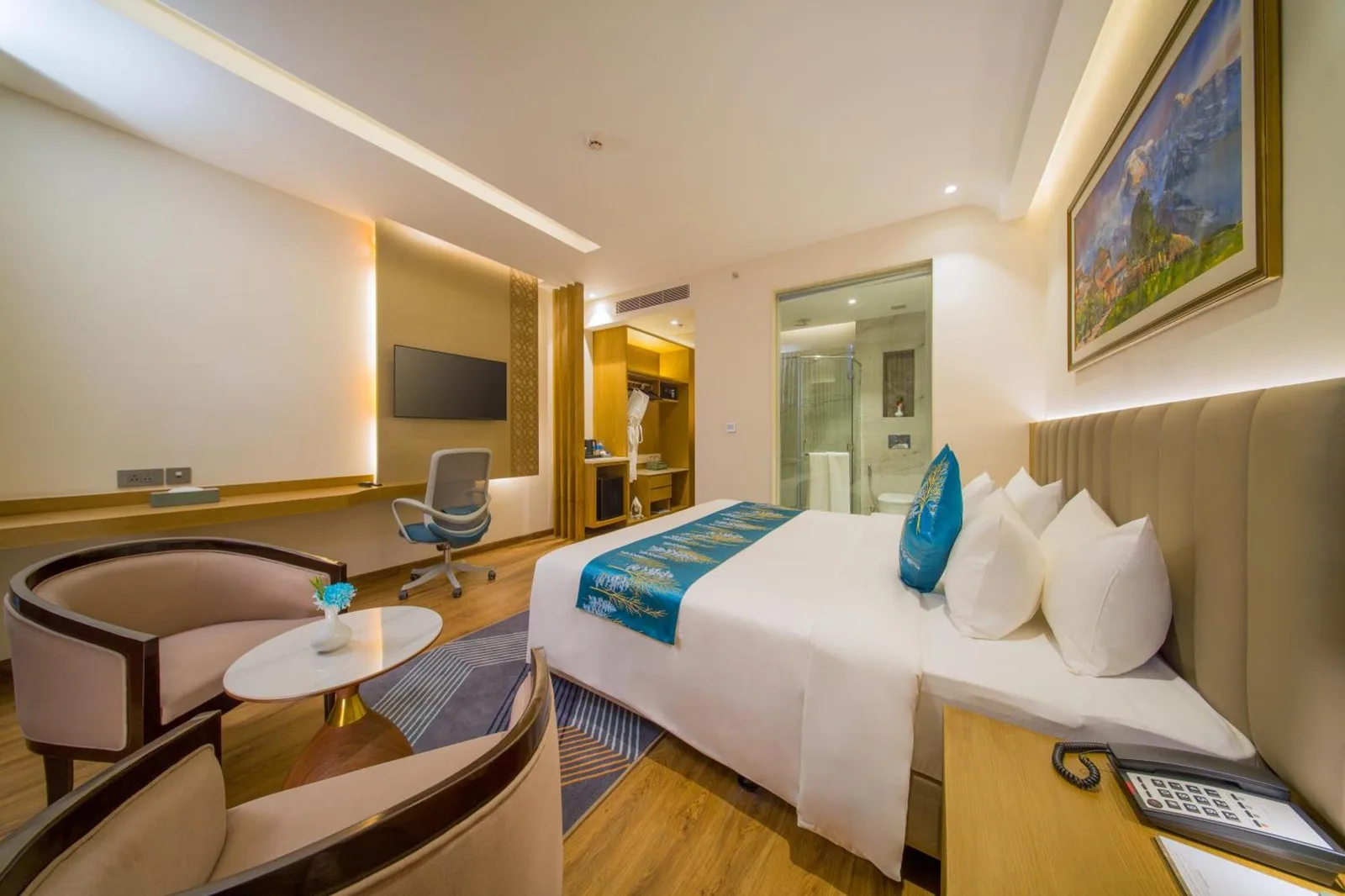 Stilvolles Suite-Zimmer-Interieur im Best Western Plus Godawari Resort Lalitpur