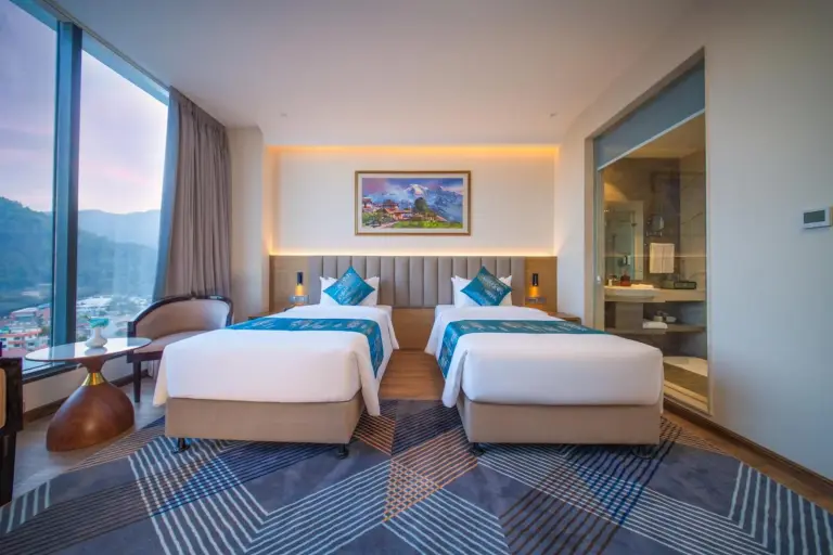 Zweibett-Gästezimmer mit Bergblick im Best Western Plus Godawari Resort in Lalitpur