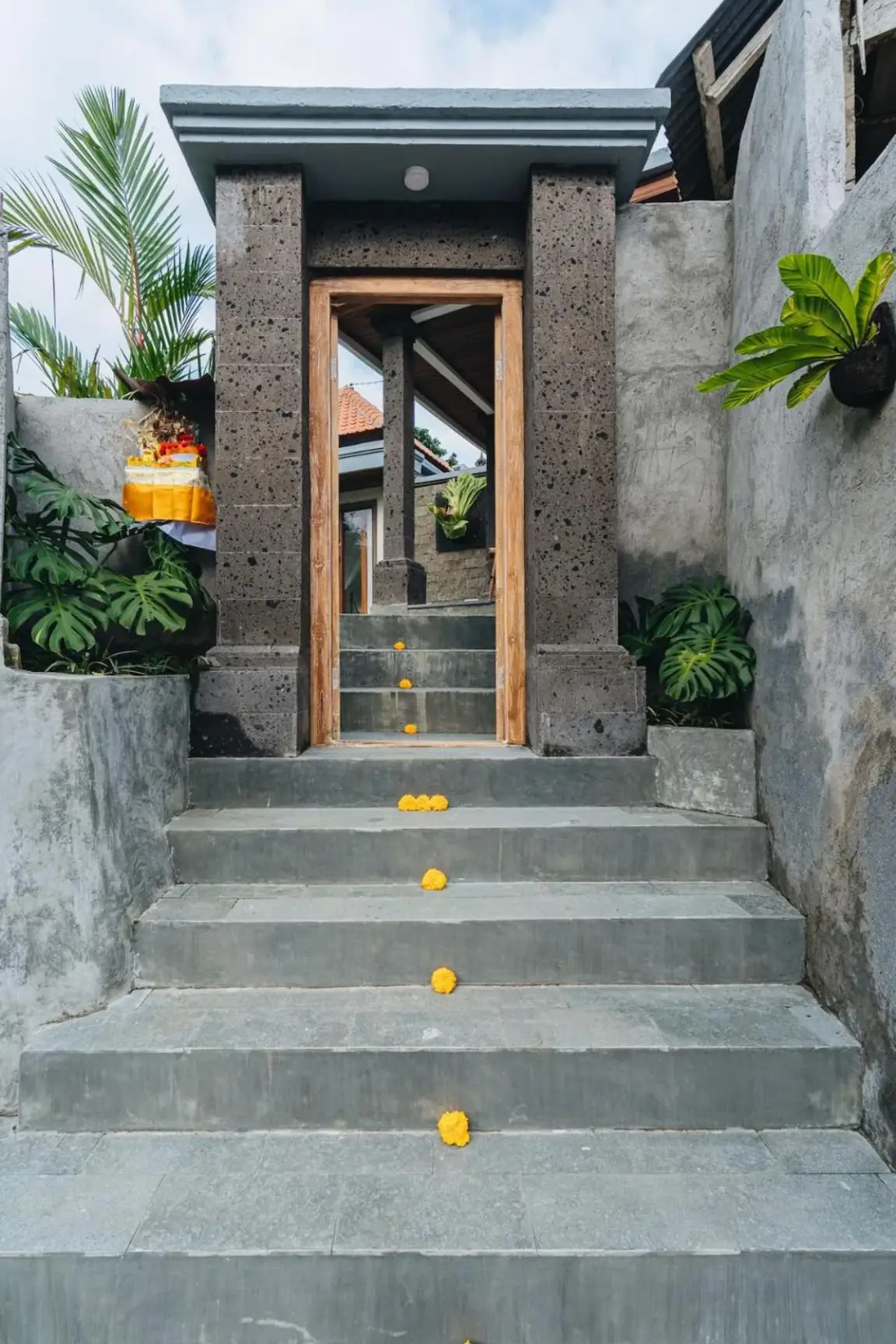 Bhagya Adi Jungle View Villa – Ubud, Indonesia hotel – a set of stairs leading to a house at Bhagya Adi Jungle View Villa in Ubud