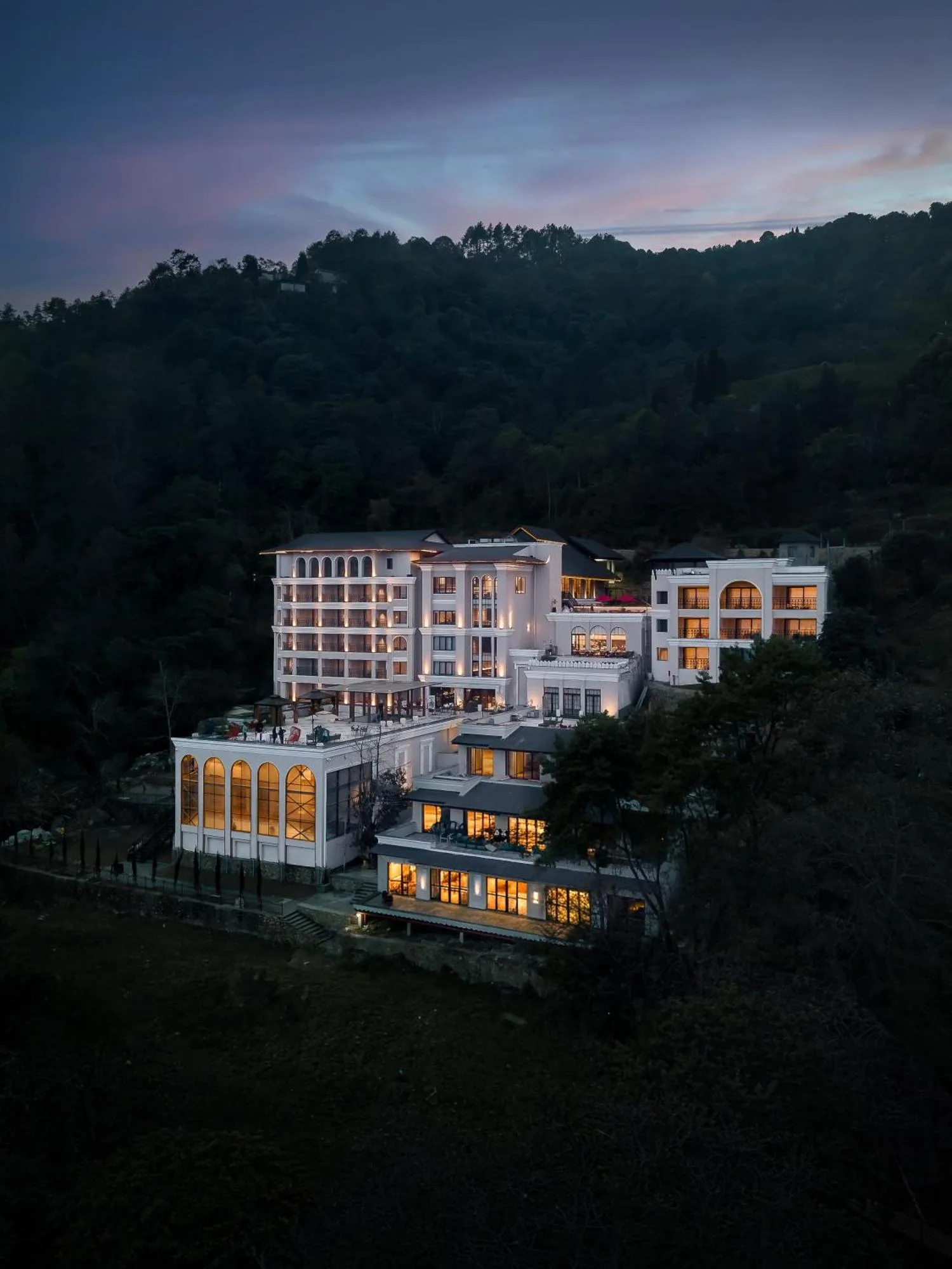 Bhangeri Durbar Resort – hotel en Bhaktapur, Nepal – un edificio con luces encendidas delante en Bhangeri Durbar Resort en Nagarkot